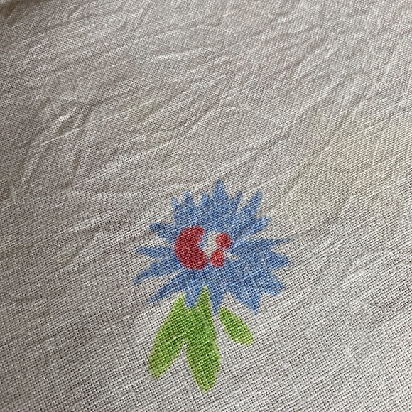 Vintage linen flowered tablecloth 50x64 - Picture 7 of 11